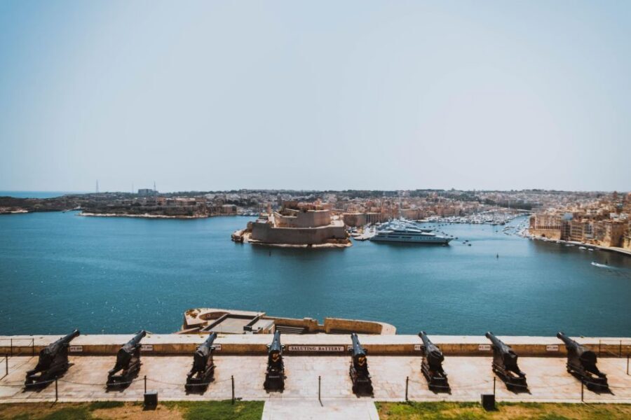 3 cities: Private Insider Walking Tour with Licensed Guide - Meeting at Birgu Monument and getting your bearings fast