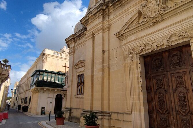 Best of Mdina and Rabat Walking Tour - Getting Oriented at Mdina Gate and the Red-Umbrella Start