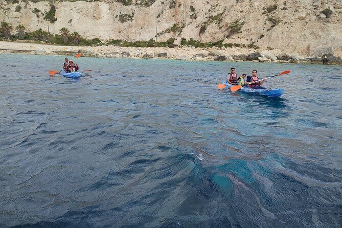 Gozo: 1 hour Kayak + Cave Tour + Blue Lagoon Drop off - The mid-day break at Hondoq: restrooms, food, and resetting