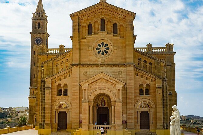 GOZO - Highspeed Catamaran dep Valletta + Hop on Hop off Tour - The open-top hop-on hop-off bus: how to use it without getting stuck
