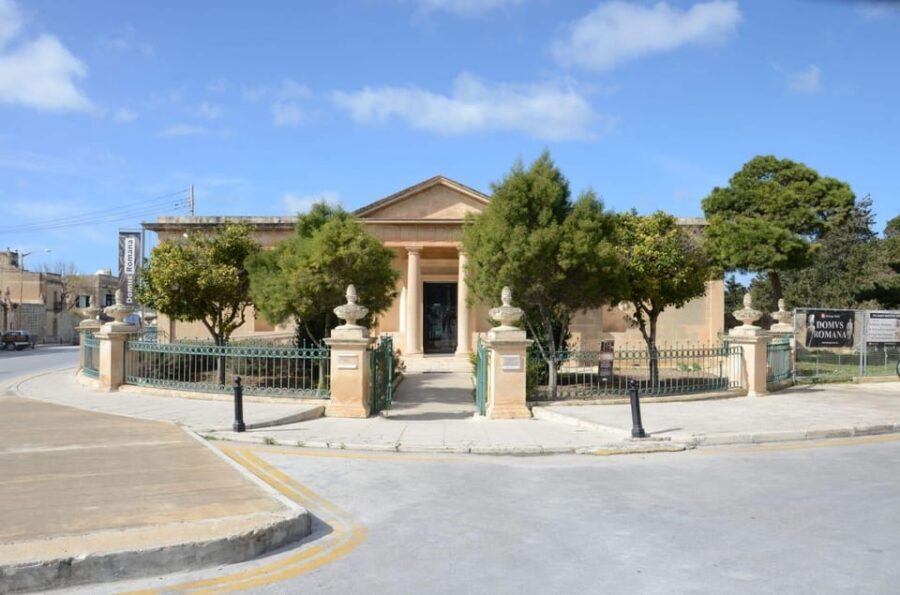 Malta: Tuk Tuk Tour around Rabat, Dingli and Mdina - Meeting next to Domus Romana: what the ride is really like