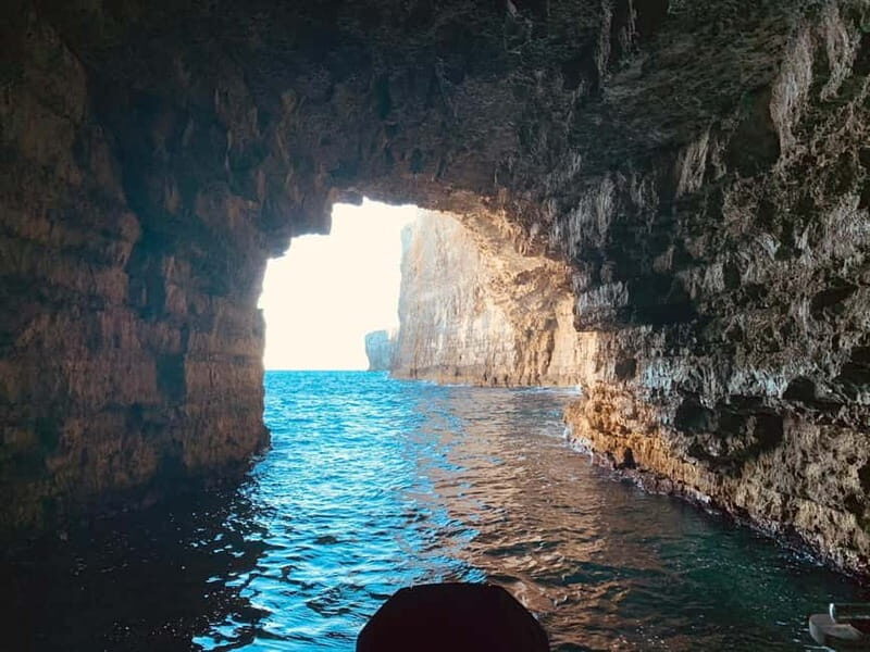 Mellieha: 1:00pm Speedboat round Comino Caves 2h Blue Lagoon - Comino Island’s caves, rocks, and bay passes: What you’re really seeing