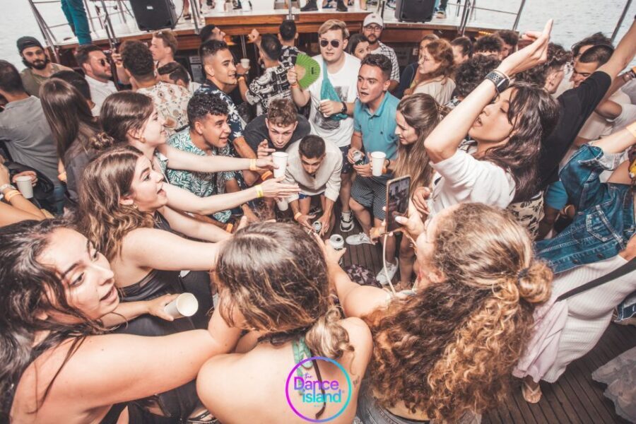 Sliema: Sailboat Party with an Open Bar, Food, and Swimming - Photographer on board: easy photos without phone chaos