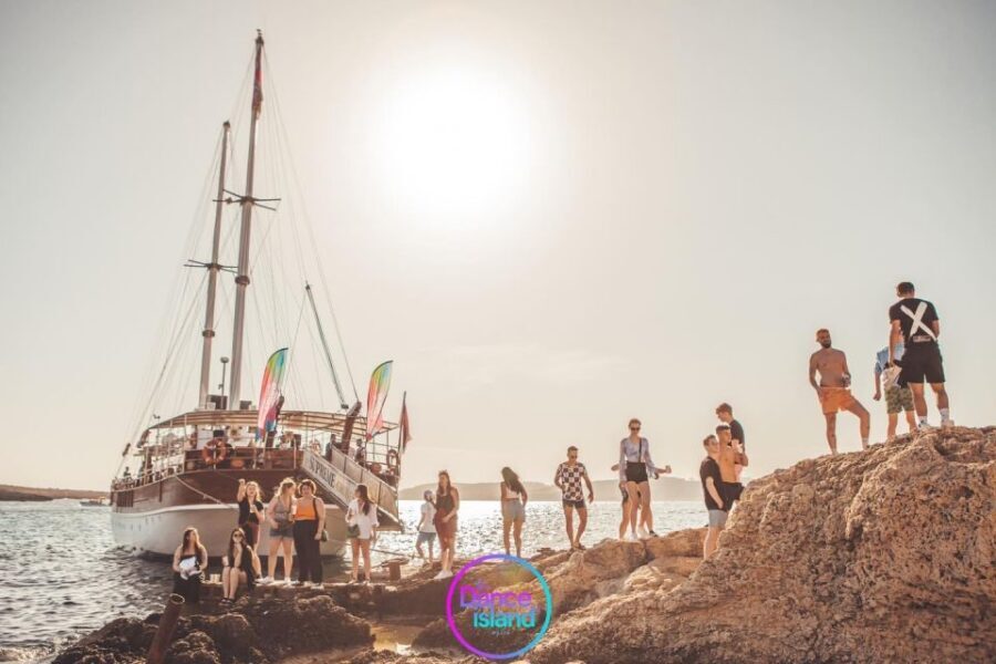 Sliema: Sailboat Party with an Open Bar, Food, and Swimming - Who this sailboat party is best for