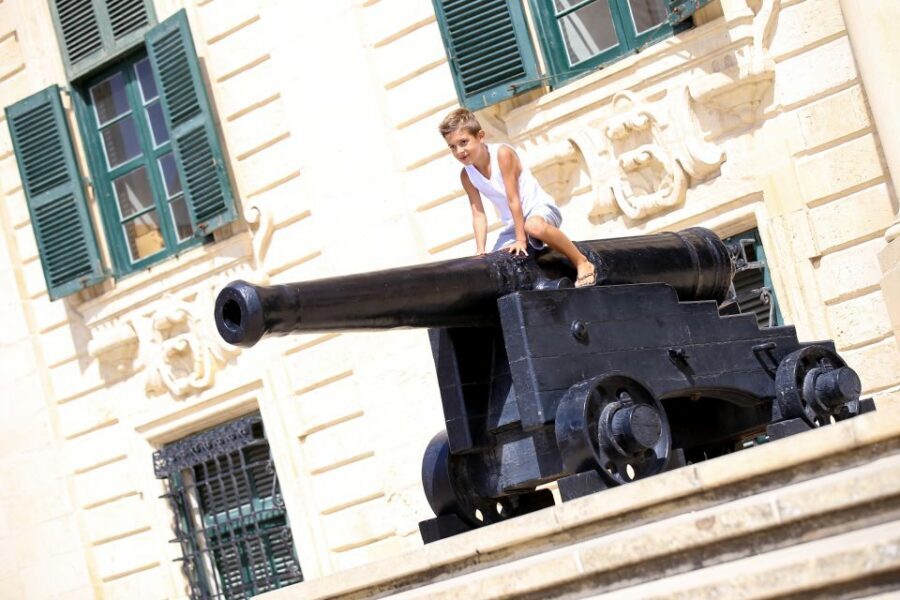 Valletta: 3-Hour Walking Tour - Royal Opera House and Auberge de Castille: power, performance, and palace life