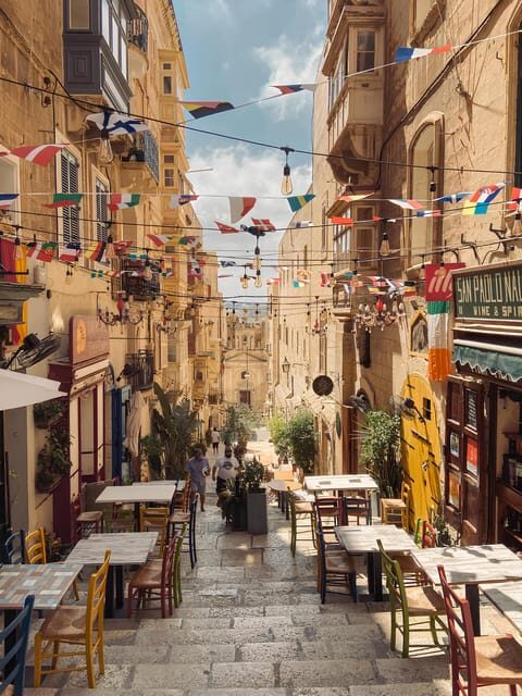 Valletta: Express Walk with a Local in 60 minutes - The guide setup: small group, English and Maltese, flexible timing