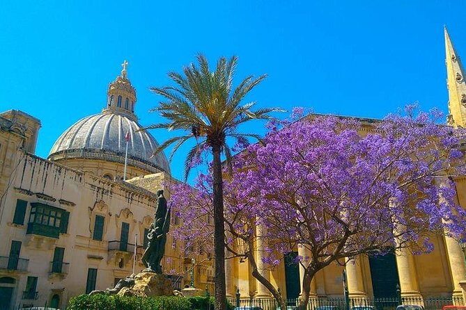 Valletta Walking Tour, In a Small Group - Stop 3: Main Guard Square and the architecture behind the events